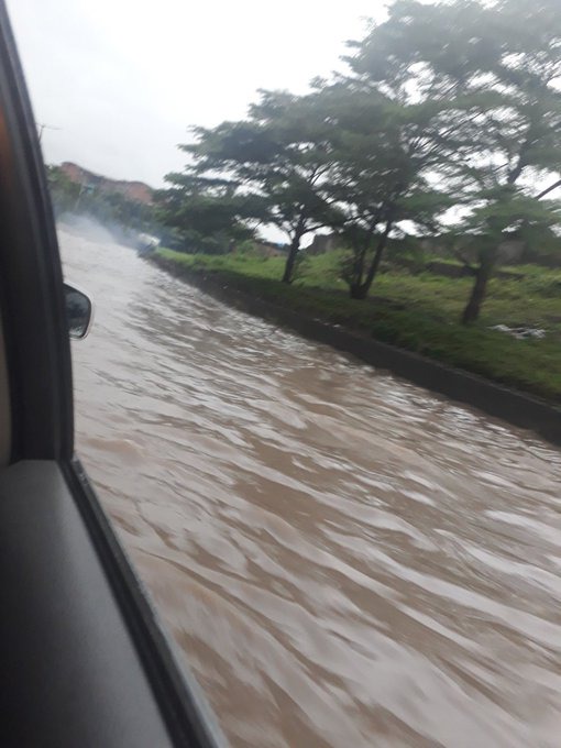 Flash flood takes over Lagos roads after heavy downpour (photos)