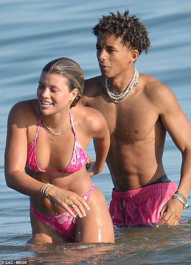 Sofia Richie et Jaden Smith déclenchent des rumeurs de rencontres après avoir été aperçues ensemble à la plage (photos)