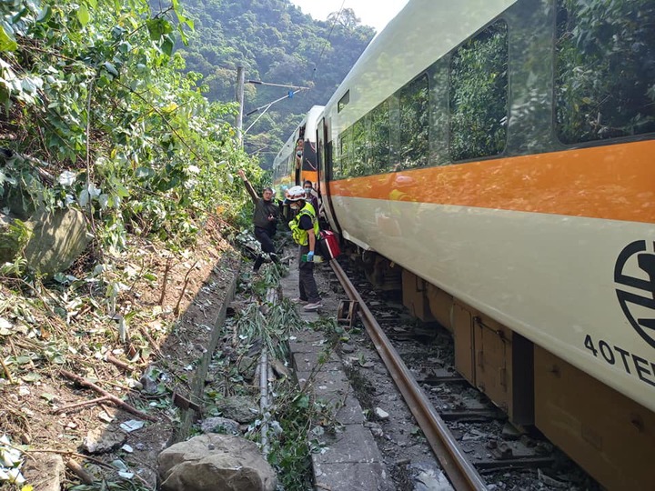 Train derails in Taiwan