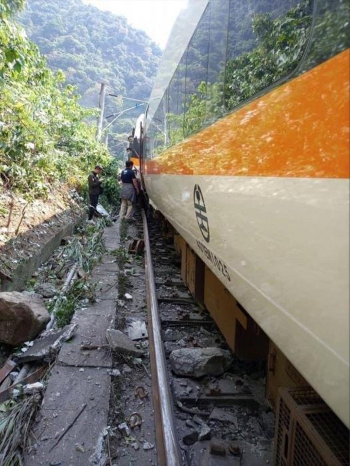 Train derails in Taiwan