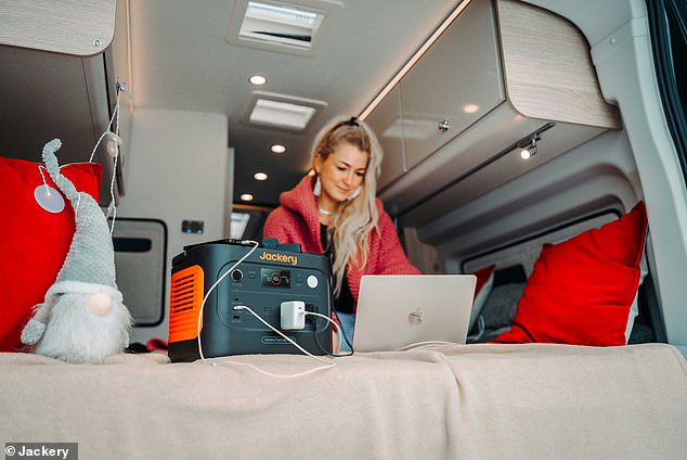 The Jackery Explorer 1000 v2 is safe to use outdoors in both autumn and winter, making it a must-have for year-round use