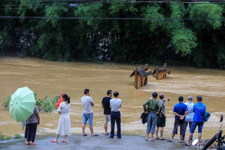 Des dizaines de morts et des milliers de déplacés suite aux inondations et aux tempêtes de pluie qui ont frappé la Chine?  (Photos)