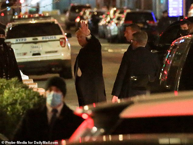 Donald Trump seen returning to New York alone for the first time (photos)
