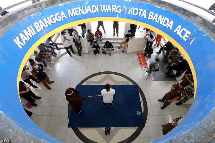 Four couples are caned in Indonesia for having sex outside marriage (photos)