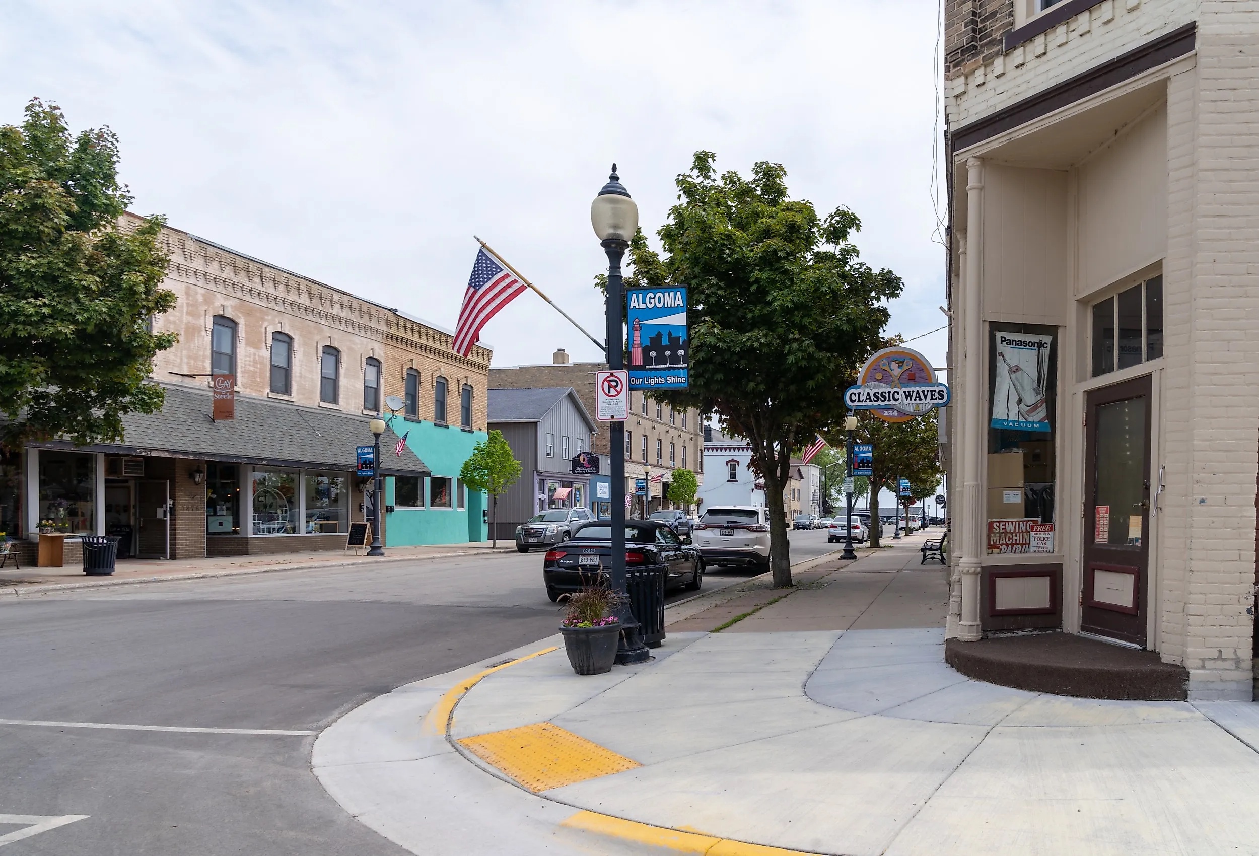 Downtown street in Algoma, Wisconsin. Image credit melissamn via Shutterstock