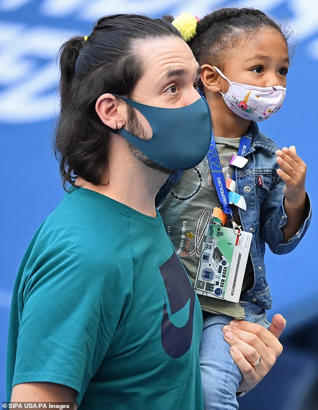 Serena Williams est acclamée par son mari Alexis Ohanian et sa fille Olympia à l'US Open, alors qu'elle bat Sloane Stephens (photos)