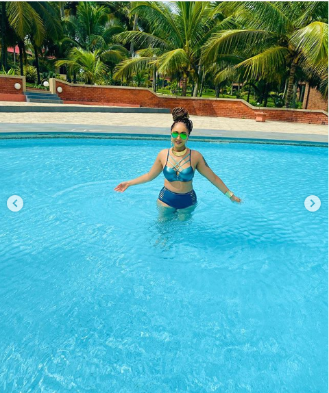 ?Actress Rosy Meurer shows off her hot body in one-piece swimwear