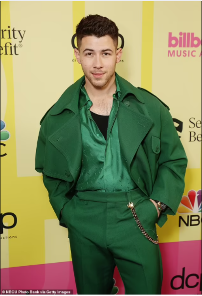 Nick Jonas and Priyanka Chopra pack on the PDA at the 2021 Billboard Music Awards (photos)