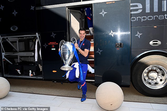 Victorious Chelsea stars return to England with the Champions League trophy (Photos)