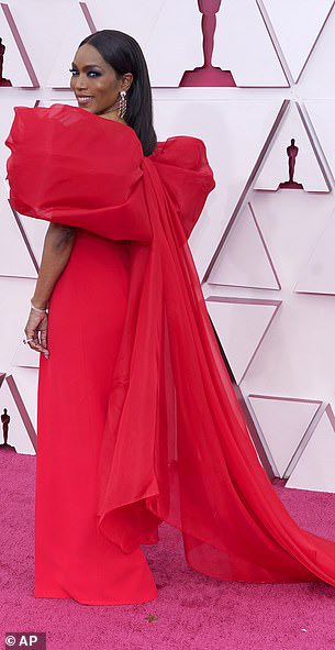 Stunning red carpet photos from the 2021 Oscars