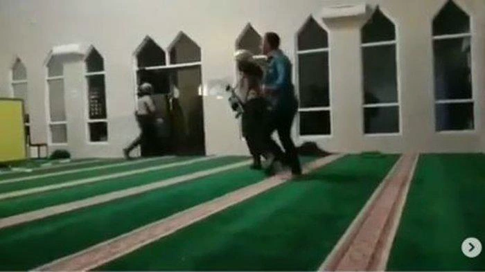 
Anggota Polisi masuk masjid mengenakan sepatu memukuli mahasiswa.
