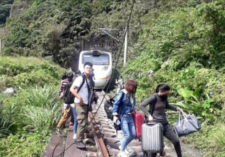 Train derails in Taiwan