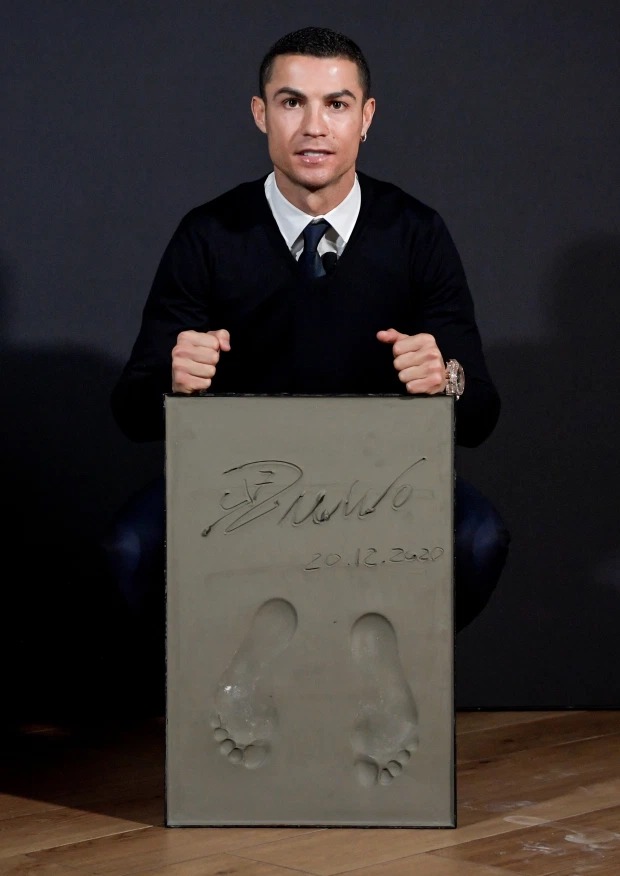 Cristiano Ronaldo wins the Golden Foot award before his arch-rival Lionel Messi (Photos)
