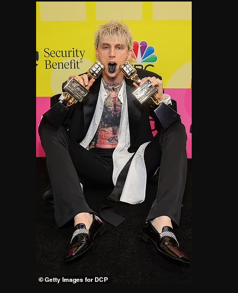 Megan Fox grabs boyfriend Machine Gun Kelly by his crotch at the 2021 Billboard Music Awards (photos)