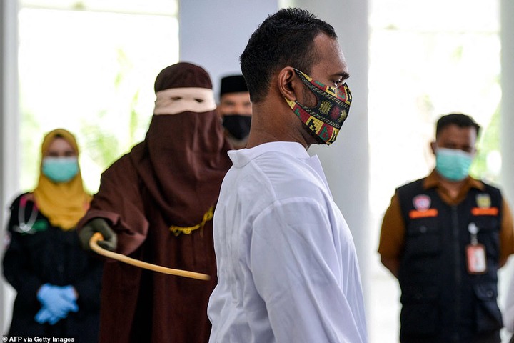 Indonesia: 4 couples flogged for having sex outside marriage (photos)