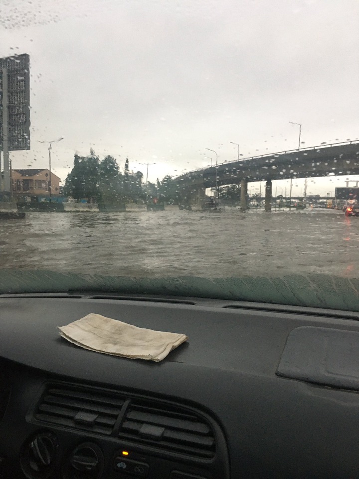 Flash flood takes over Lagos roads after heavy downpour (photos)