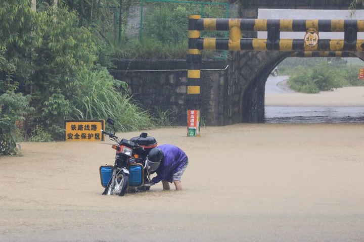 Dozens killed and thousands displaced as floods and rainstorms hit China? (Photos)