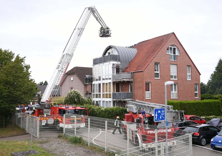  Three dead after small plane crashes into a building ?after colliding with hot air balloon? in Germany (photos)