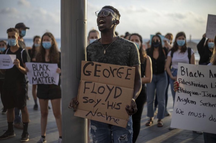 Thousands of people defied a police ban and converged on the main Paris courthouse to show solidarity with US protesters over George Floyd