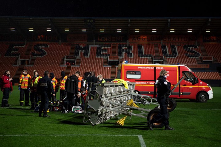  FC Lorient groundsman tragically dies after a floodlight bar falls on him on the pitch in a freak accident (photos)