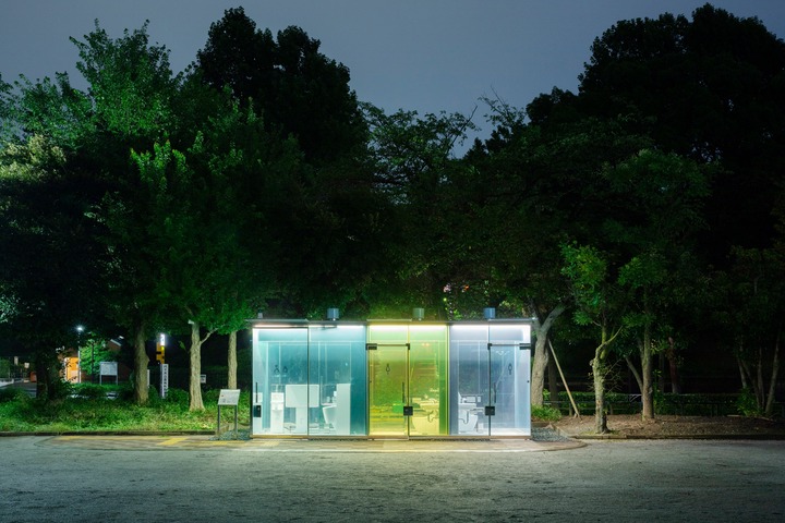 Tokyo installs new transparent public restrooms?that magically block people?s view once the door is locked (Photos)