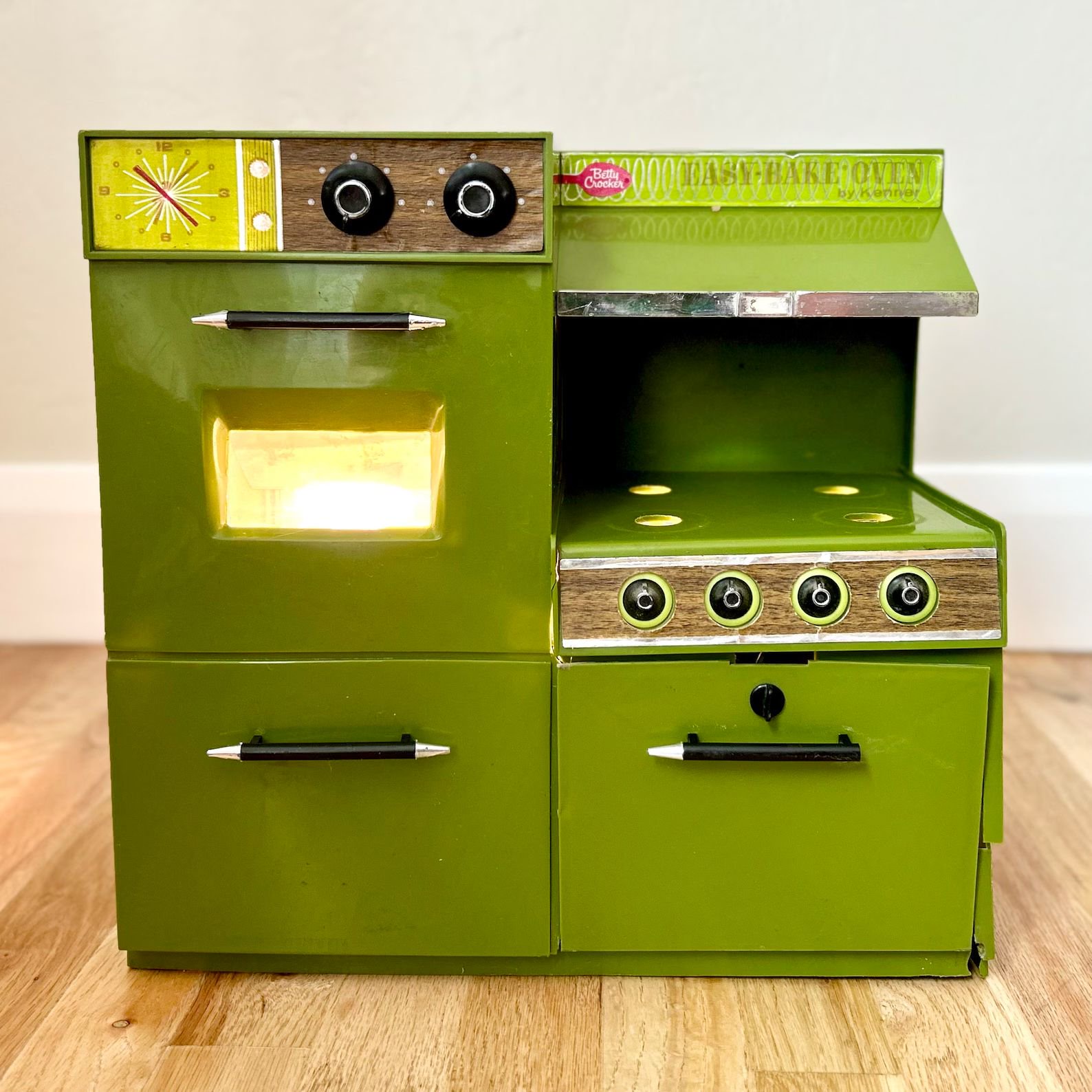 Green vintage Easy Bake Oven