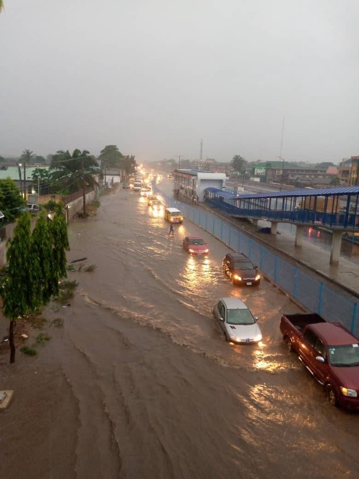 Flash flood takes over Lagos roads after heavy downpour (photos/videos)