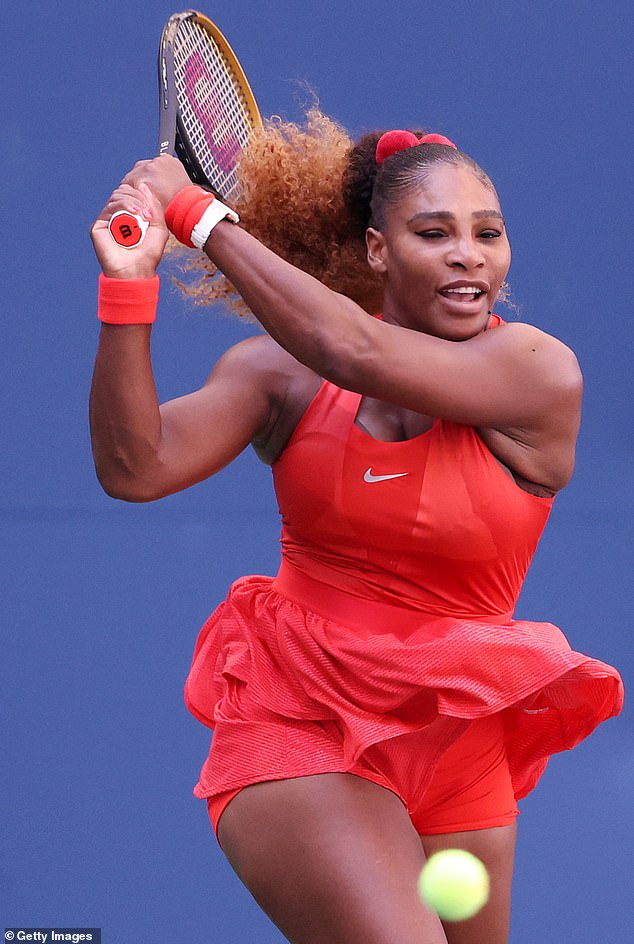 Serena Williams est acclamée par son mari Alexis Ohanian et sa fille Olympia à l'US Open, alors qu'elle bat Sloane Stephens (photos)