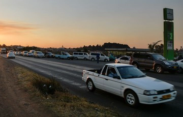 FUEL SHORTAGE. Motorists form a long queue at a gas station in Harare, Zimbabwe, on September 10, 2019. File photo by Tony Karumba/AFP 