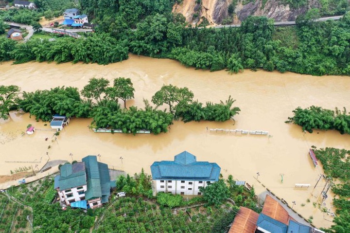 Des dizaines de morts et des milliers de déplacés suite aux inondations et aux tempêtes de pluie qui ont frappé la Chine?  (Photos)