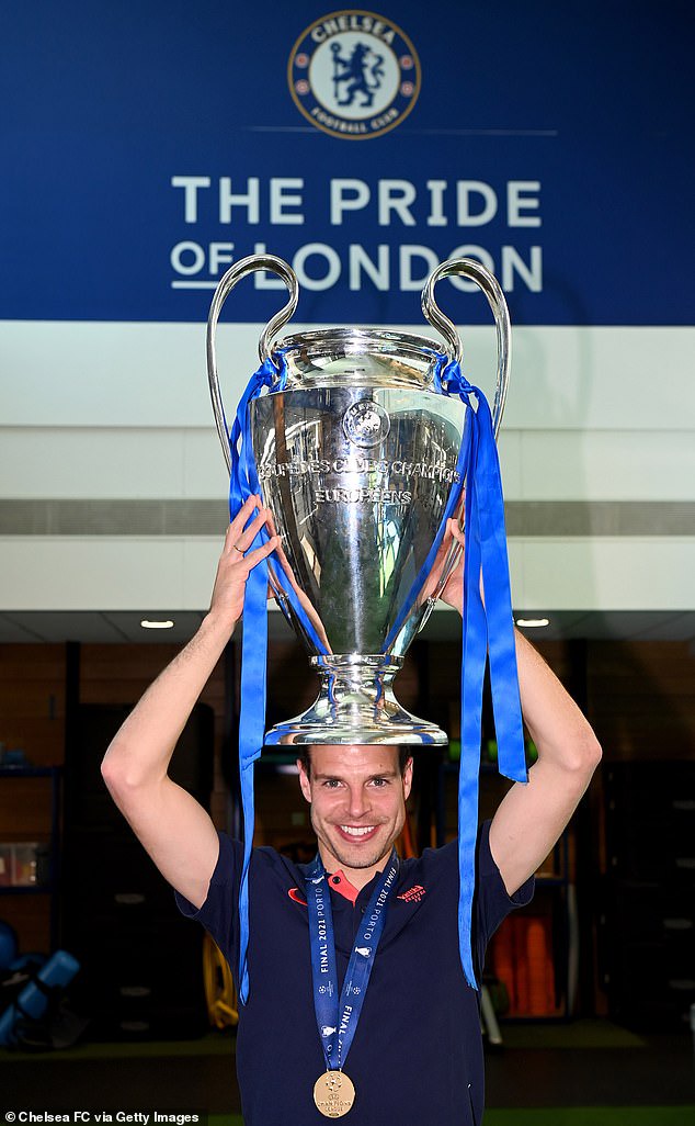 Victorious Chelsea stars return to England with the Champions League trophy (Photos)