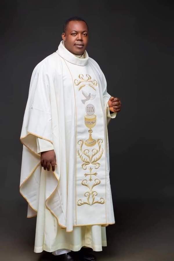 Anglican Priest Bakes 12-Steps for His Wedding 