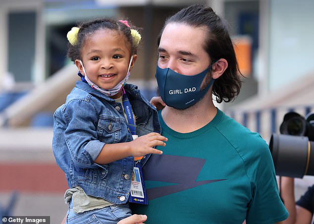 Serena Williams est acclamée par son mari Alexis Ohanian et sa fille Olympia à l'US Open, alors qu'elle bat Sloane Stephens (photos)