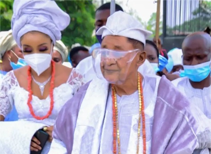 Chioma positioned at the left hand side of Oba Lamidi Olayiwola Adeyemi III (Alaafin of Oyo).