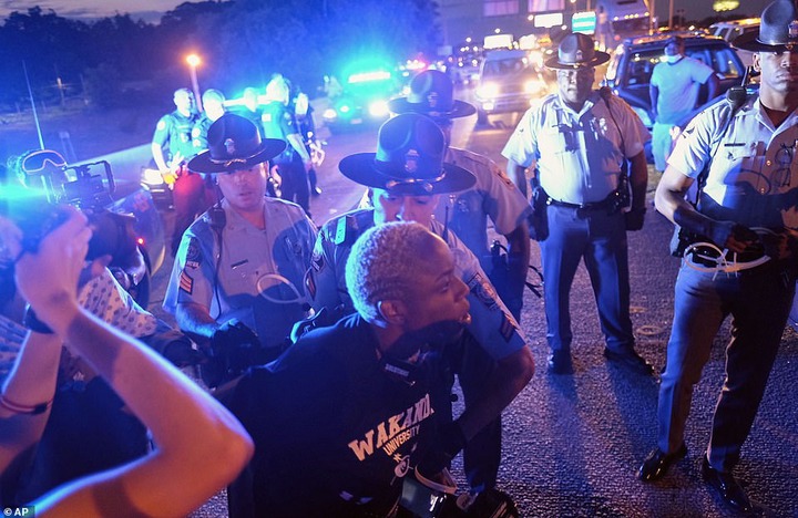   Atlanta protesters block interstate, set fire to restaurant where police killed black man  (Photos/Videos)