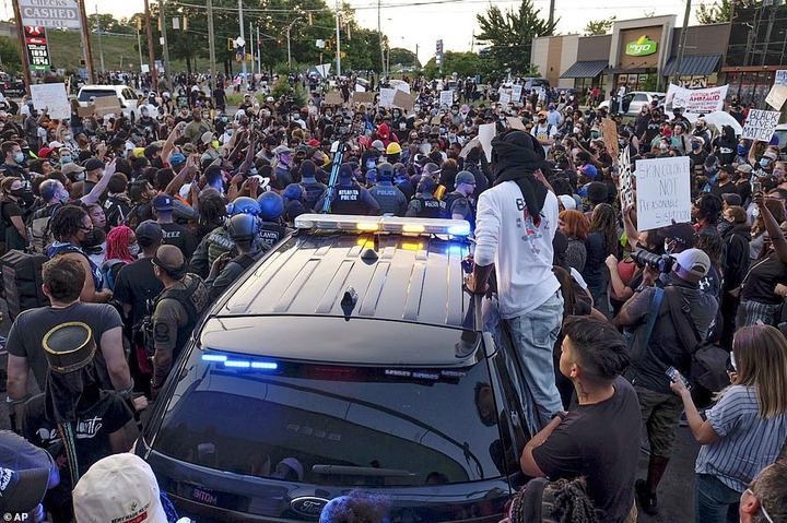   Atlanta protesters block interstate, set fire to restaurant where police killed black man  (Photos/Videos)