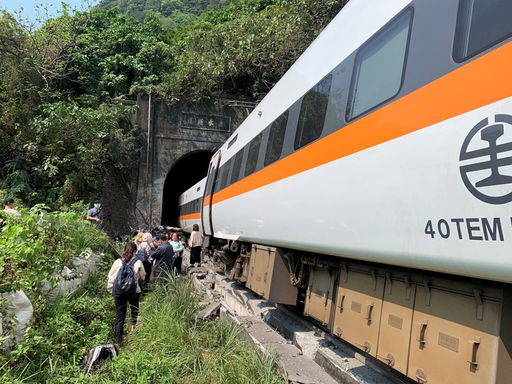 Train carrying 350 people derails in Taiwan, with at least 36 dead and many injured (photos)