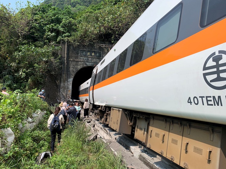 Train derails in Taiwan