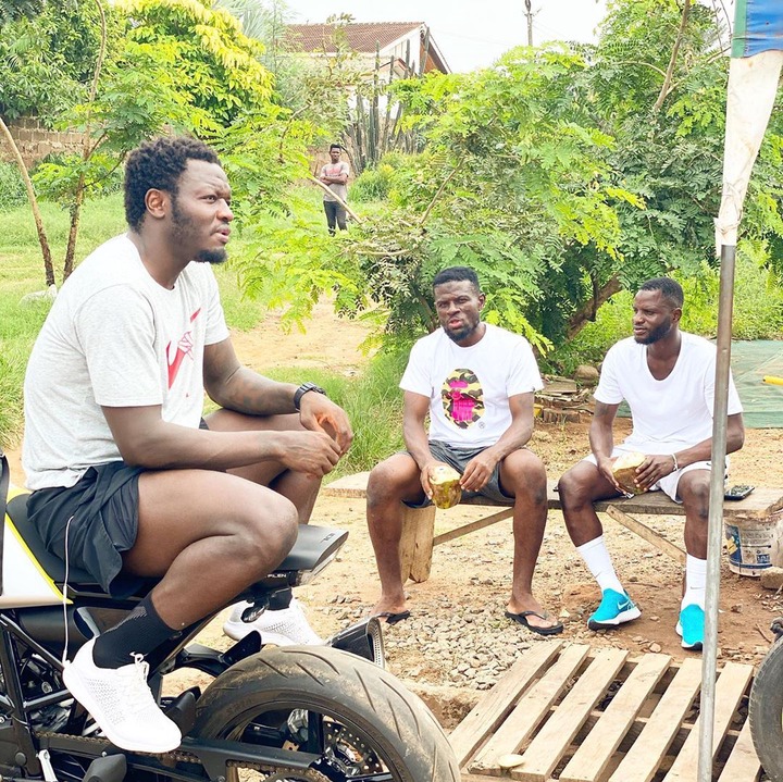 Sulley Muntari And Wakaso Break Social Distancing Rule As They Hang Out In Town