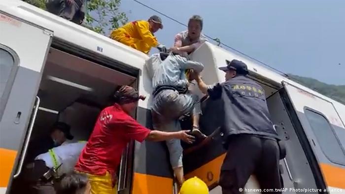 Train carrying 350 people derails in Taiwan, with at least 36 dead and many injured (photos)