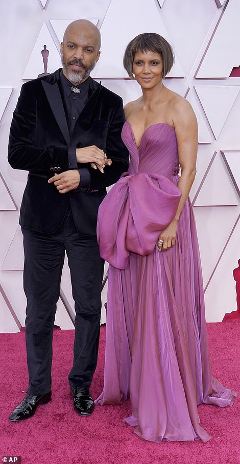 See red carpet photos from the 2021 Oscars