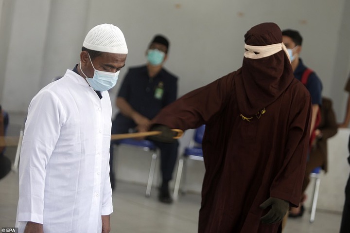 Four couples are caned in Indonesia for having sex outside marriage (photos)