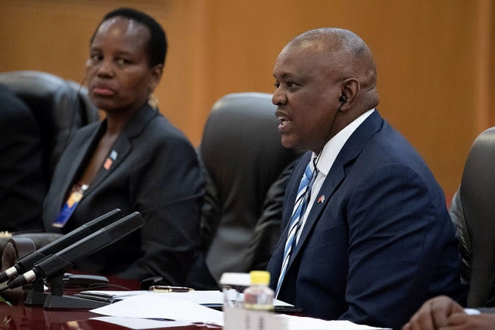 President of Botswana Mokgweetsi Masisi (right). Picture: ROMAN PILIPEY/REUTERS