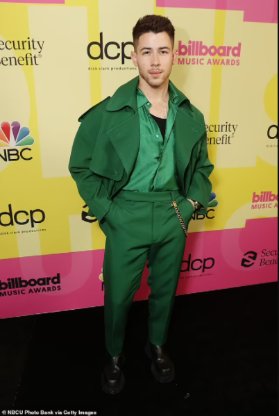 Nick Jonas and Priyanka Chopra pack on the PDA at the 2021 Billboard Music Awards (photos)