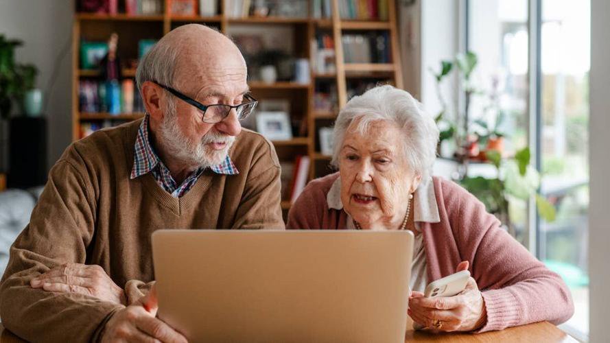 elderly-couple-using-laptop