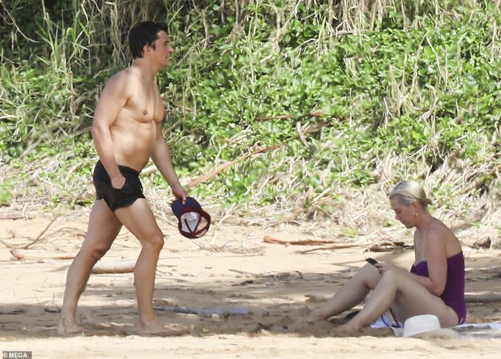 720px x 516px - New mom, Katy Perry flaunts her trim post-pregnancy figure while  vacationing in Hawaii with fiance