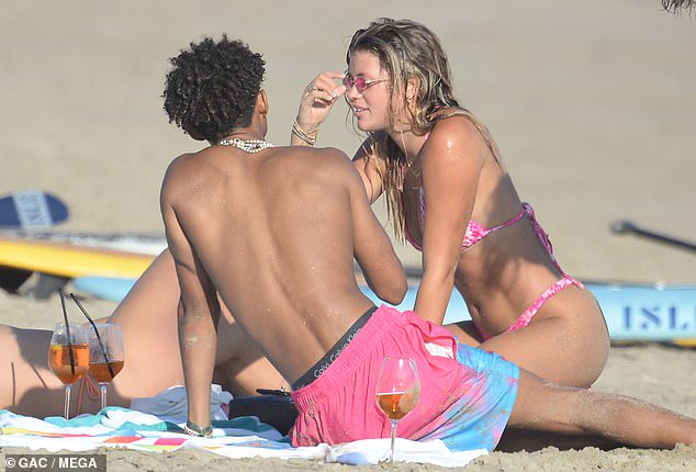 Sofia Richie et Jaden Smith déclenchent des rumeurs de rencontres après avoir été aperçues ensemble à la plage (photos)