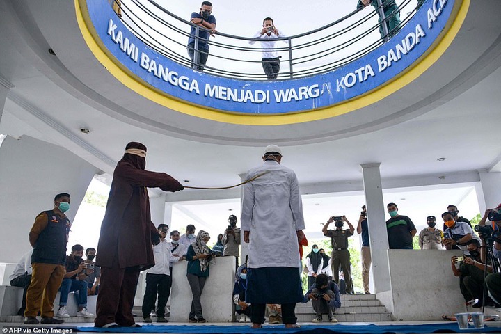 Indonesia: 4 couples flogged for having sex outside marriage (photos)