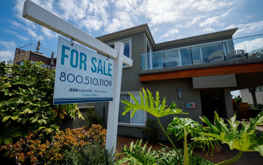 A "For Sale" sign outside a single-family home in Carlsbad, California, September 16, 2026. (REUTERS/Mike Blake/File Photo)