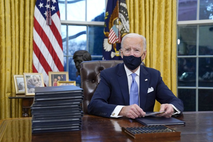 First photos of President Biden resuming at Oval office after his inauguration 